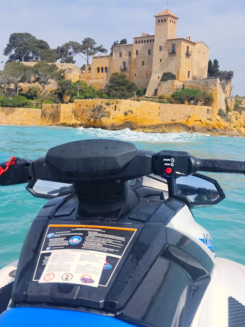 Moto de agua frente al Castillo de Tamarit