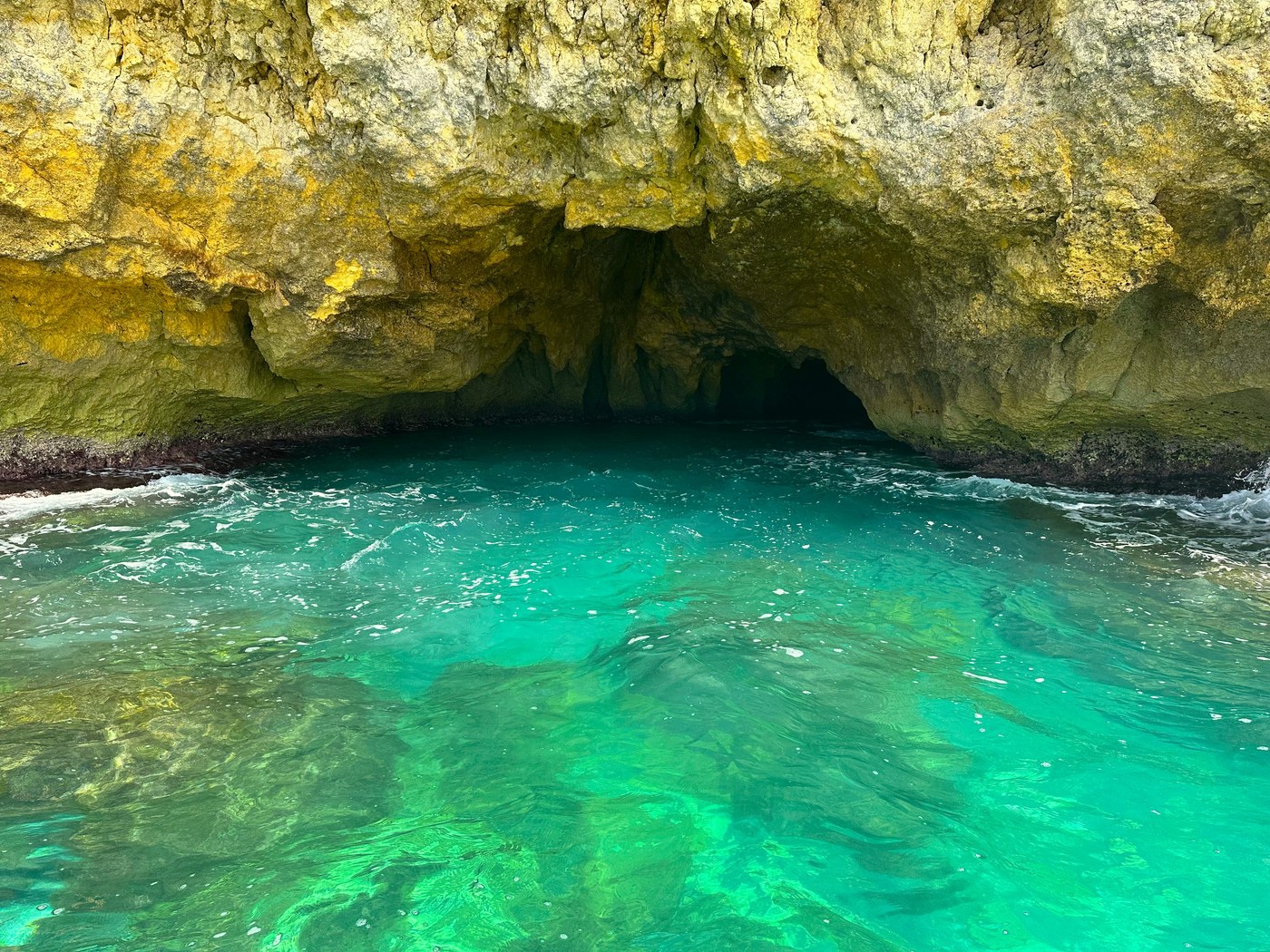 Cueva marina con aguas turquesas - Costa Daurada